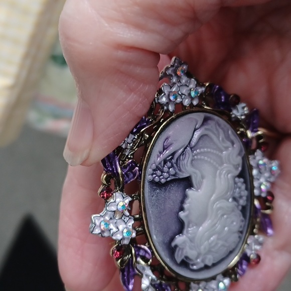 Brooche - Picture 3 of 4